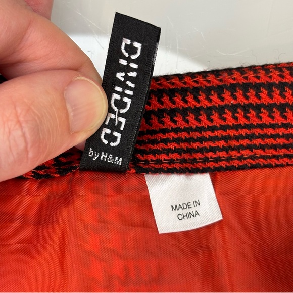 🔥3 for $21- H&M Red Plaid Mini Skirt with Side Buttons - Picture 2 of 7